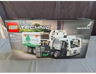 **UNRESERVED** LIFETIME COLLECTION OF LEGO PART... - Lot 176