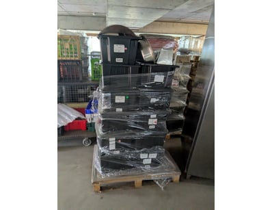 Bulk lot of commercial kitchen equipment comprisin...