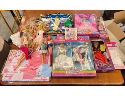 Assorted lot of dolls and accessories 

Note: sold...