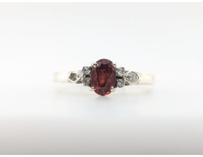 SLIVER GARNET & CZ RING


583010+29


