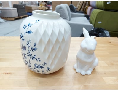 Elegant porcelain decorative set comprising a whit...