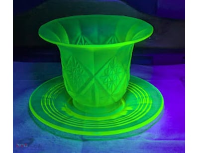 VINTAGE URANIUM DEPRESSION UV REACTIVE GLASS VASE ...