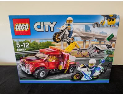 **UNRESERVED** LIFETIME COLLECTION OF LEGO PART... - Lot 692