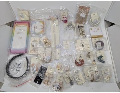 COLLECTION OF JEWELLERY PIECES INCLUDING EARRINGS,...