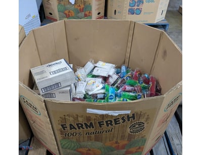 Bulk lot of disposable tableware and drinkware fro...