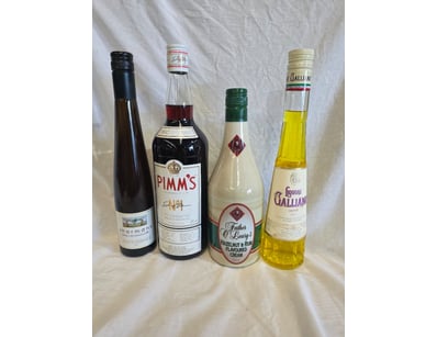 Collection of liquor including 350ml Galliano, 750...