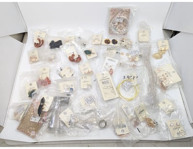 COLLECTION OF JEWELLERY PIECES INCLUDING NECKLACE,...