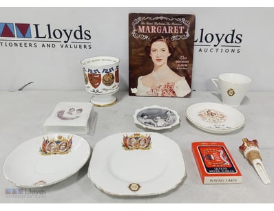 ASSORTED UK ROYAL FAMILY ITEMS INCLUDING, QUUEN OF...
