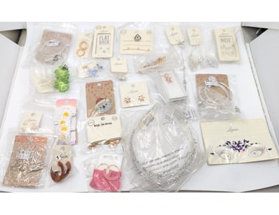 COLLECTION OF JEWELLERY PIECES INCLUDING EARRINGS,...