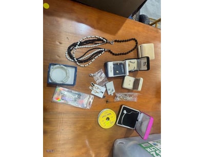 Assorted lot of costume jewellery 

Note: Sold as ...