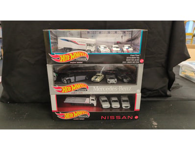 HOT WHEELS PREMIUM COLLECTOR SET - BMW, MERCEDES-B...