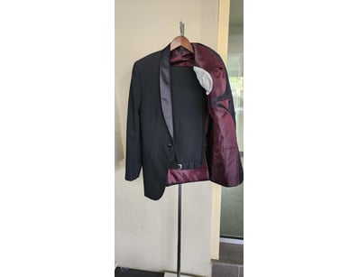 BELGRAVIA 2 PCS MEN SUIT 40R

Material: Polyester ...