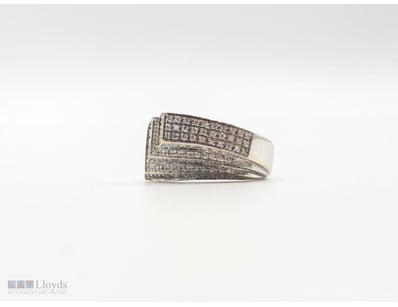 WHITE DIAMOND AND WHITE GOLD COCKTAILRING

Featuri...