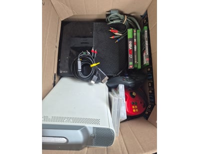 Xbox 360 gaming bundle featuring a white Xbox 360 ...