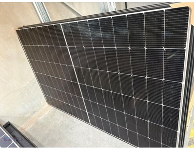 Monocrystalline solar panel featuring high-efficie...