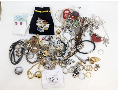 UNRESERVED Airport - Lost Property (A980) - Lot 605