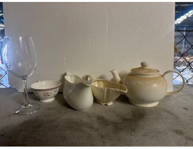 Assorted eselection of homewares and ornaments 

N...