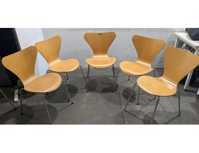 Side Chairs - Fritz Hansen Series 7 model 3107 des...