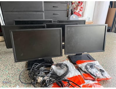 Dell Monitors total Qty:6 all in very good working...
