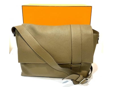 Luxury Pawnbroker Christmas Sale PART 1 (A984) - Lot 109