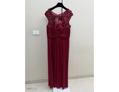 BURGUNDY LACE CAP-SLEEVE EVENING GOWN

Item Size: ...