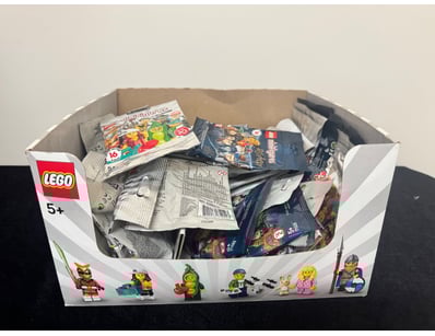 **UNRESERVED** LIFETIME COLLECTION OF LEGO PART... - Lot 832