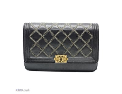 CHANEL CALFSKIN DOUBLE STITCH BOY WALLET ON CHAIN
...