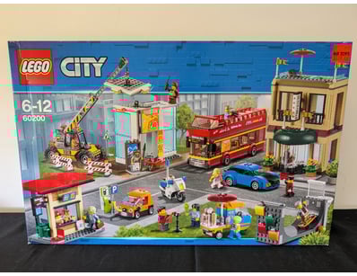 **UNRESERVED** LIFETIME COLLECTION OF LEGO PART... - Lot 697