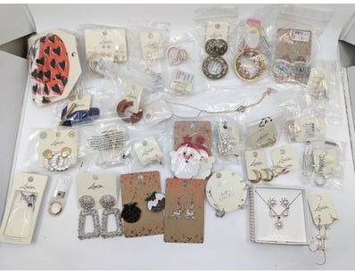 COLLECTION OF JEWELLERY PIECES INCLUDING EARRINGS,...