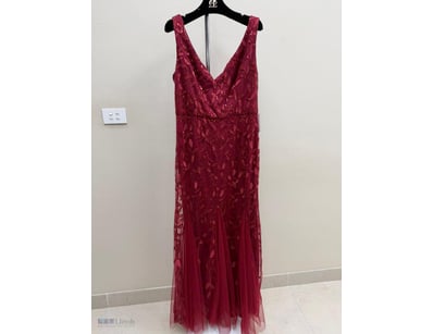 BURGUNDY BEADED EVENING GOWN WITH TULLE SKIRT

Ite...
