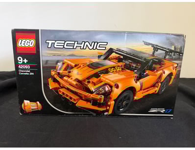 **UNRESERVED** LIFETIME COLLECTION OF LEGO PART... - Lot 635