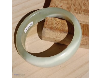 CHINESE LIGHT GREEN JADE BANGLE         

Conditio...