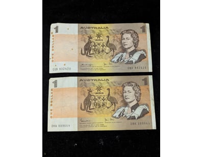 AUSTRALIAN ONE DOLLAR NOTES - PAIR OF CIRCULATED E...