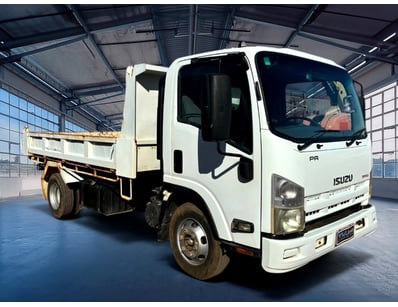 <b>2014 Isuzu NPR Tipper Truck - 137,525 km - Hydr...