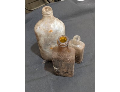 COLLECTION OF MEDICINAL GLASS BOTTLES AND VESSELS...