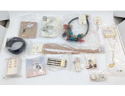 COLLECTION OF JEWELLERY PIECES INCLUDING RING, EAR...