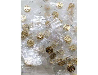 COLLECTION OF GOLD COLOURED CHARMS

Total: 30


58...