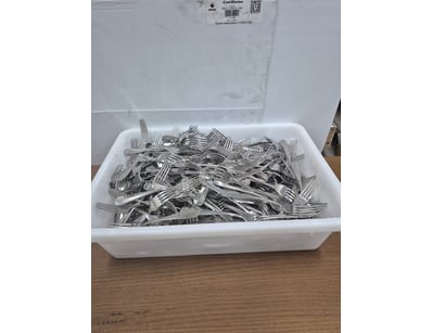 Lot of silver dinner forks. Container 53x39x15cm 
...