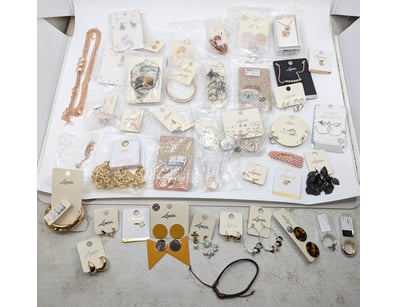 COLLECTION OF JEWELLERY PIECES INCLUDING NECKLACES...