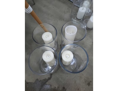 Battery candels in glass.

Candles may vary.

BID ...
