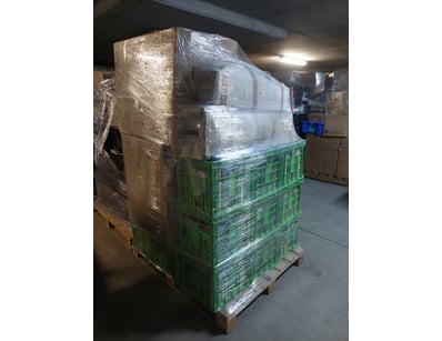 Pallet-mounted storage system comprising multiple ...