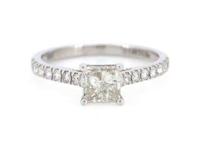 14K WHITE GOLD AND DIAMOND, CLASSIC RING.      

T...
