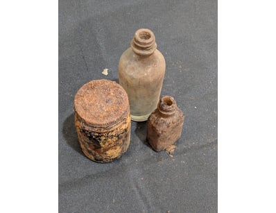 COLLECTION OF MEDICINAL GLASS BOTTLES AND VESSELS...