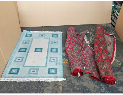 Rugs, includes blue and red rugs 

Sold as lot
...