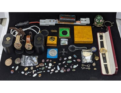 COLLECTION OF ASSORTED ITEMS INCLUDING OPALS, FABE...