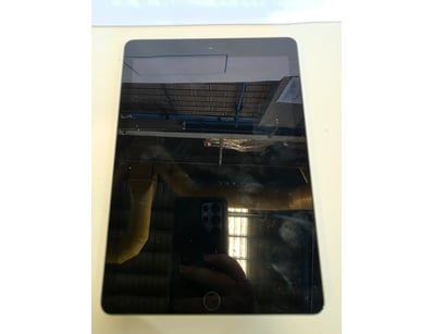 UNRESERVED Airport - Lost Property (A980) - Lot 369
