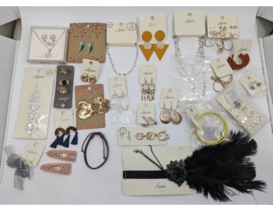 COLLECTION OF JEWELLERY PIECES INCLUDING EARRINGS,...