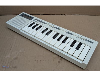 YAMAHA HandySound HS-500 portable keyboard, 5 X AA...