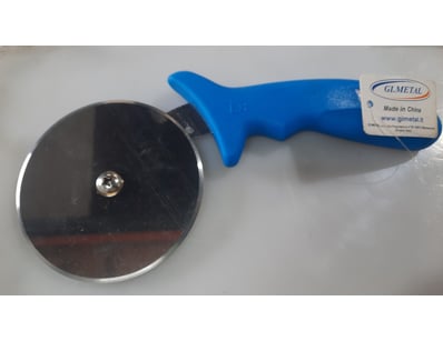 Pizza cutter, metal blade, blue plastic handle

...
