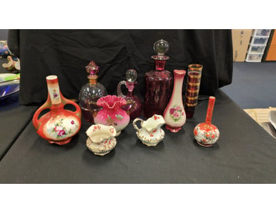 ASSORTED GLASSWARE INCLUDING DECANTERS, VASES, SHO...